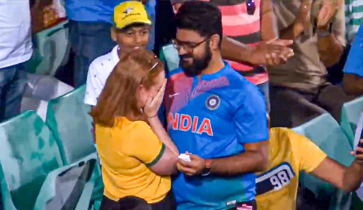 INDvsAUS:मैच के बीच शख्स ने ऑस्ट्रेलियाई गर्लफ्रेंड को किया प्रपोज