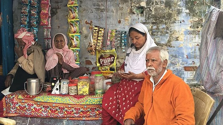 सैफ की मां उसकी तस्वीरें देखती हुईं