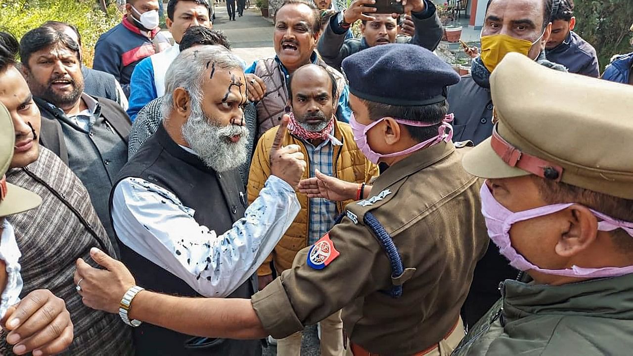 सोमनाथ भारती पर पुलिस की मौजूदगी में स्याही भी फेंकी गई