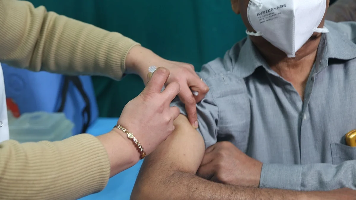 फेशियल आईडी के इस्तेमाल से लाखों को वैक्सीन न मिलने का डर: रिपोर्ट