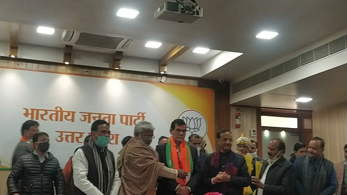 पूर्व IAS अफसर एके शर्मा BJP में शामिल, लड़ सकते हैं MLC चुनाव
