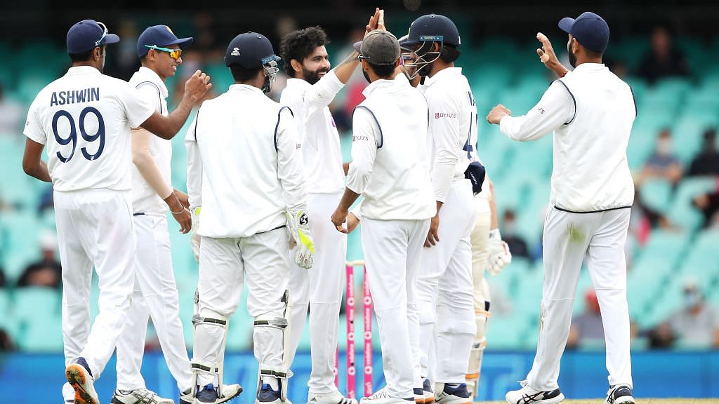 8 जनवरी 2020 - सिडनी टेस्ट के दूसरे दिन विकेट झटकने की खुशी मनाती भारतीय टीम