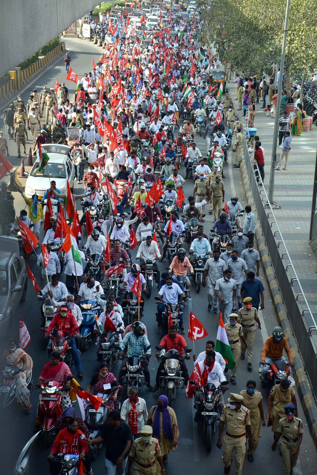 दिल्ली, बेंगलुरु और तेलंगाना समेत देश के कई राज्यों में निकाला गया किसान मार्च