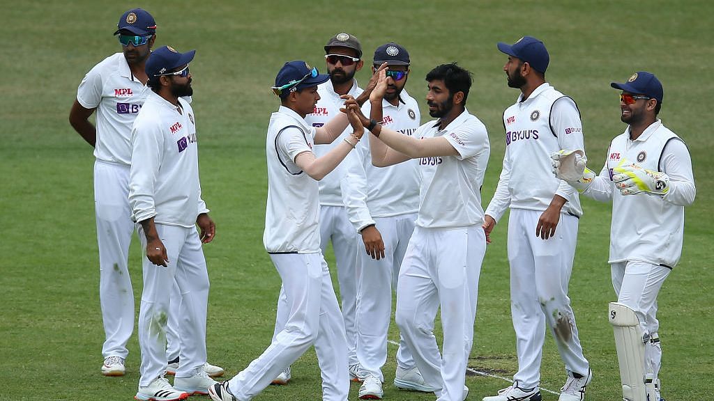 8 जनवरी 2020 - सिडनी टेस्ट के दूसरे दिन विकेट झटकने की खुशी मनाती भारतीय टीम