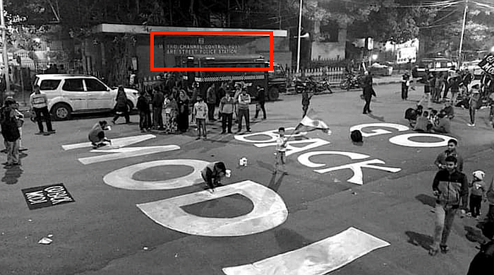 ये फोटो जनवरी 2020 की है जिसे कोलकाता में उस समय खींचा गया था जब देशभर में ‘CAA’ के विरोध में प्रदर्शन किए जा रहे थे