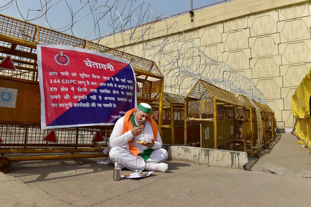 दिल्ली की सीमाओं पर कई लेयर बैरिकेडिंग, कंटीली तारें और कीलों का इस्तेमाल