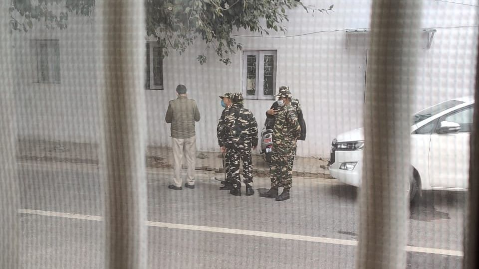 टीएमसी सांसद महुआ मोइत्रा के घर के बाहर की तस्वीर, उन्होंने ट्विटर पर पोस्ट की है
