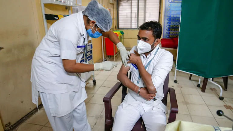 कोरोना संकट के बीच धीमा पड़ा वैक्सीनेशन, राहुल गांधी ने उठाए सवाल
