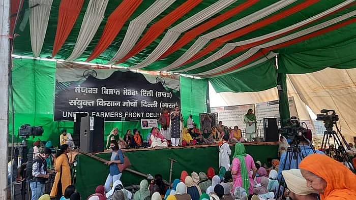 सिंघु बॉर्डर पर जुटी किसान महिलाएं