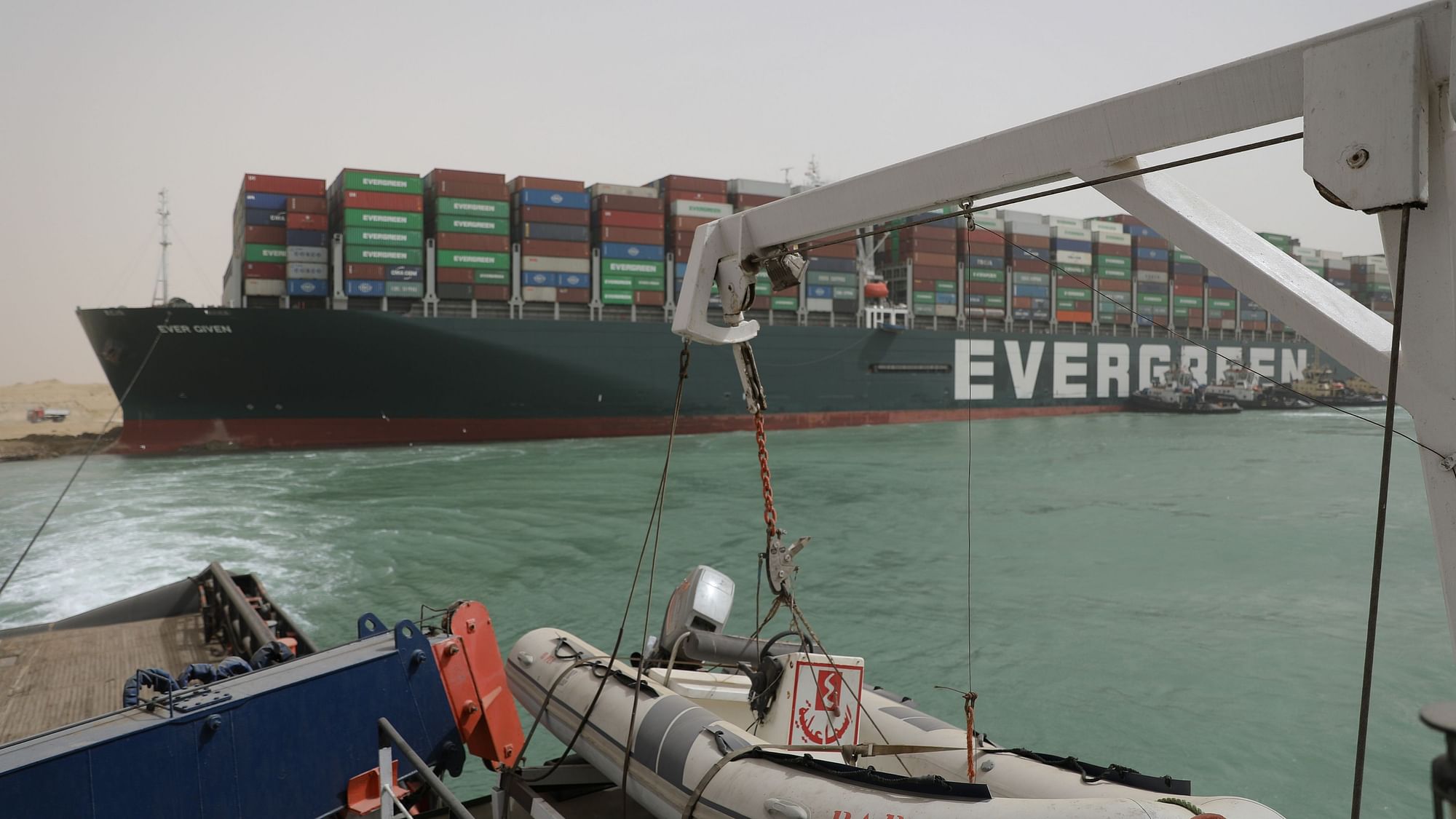 इजिप्ट की स्वेज नहर में मंगलवार से फंसा है बड़ा मालवाहक जहाज