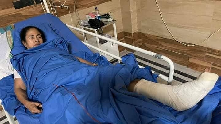 चुनाव प्रचार के दौरान ममता बनर्जी के पैर में आई चोट