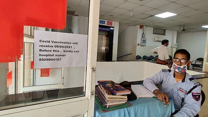 संतोष सुपरस्पेशियलिटी अस्पताल में लगा ‘नो वैक्सीन’ का नोटिस