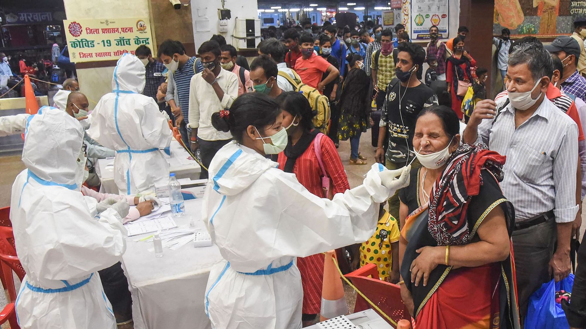 पटना में महाराष्ट्र से आए यात्रियों का सैंपल कलेक्ट करते स्वास्थ्य कर्मचारी