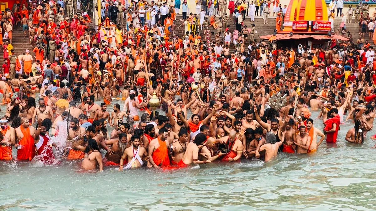 कुंभ में उमड़ रही है भारी भीड़