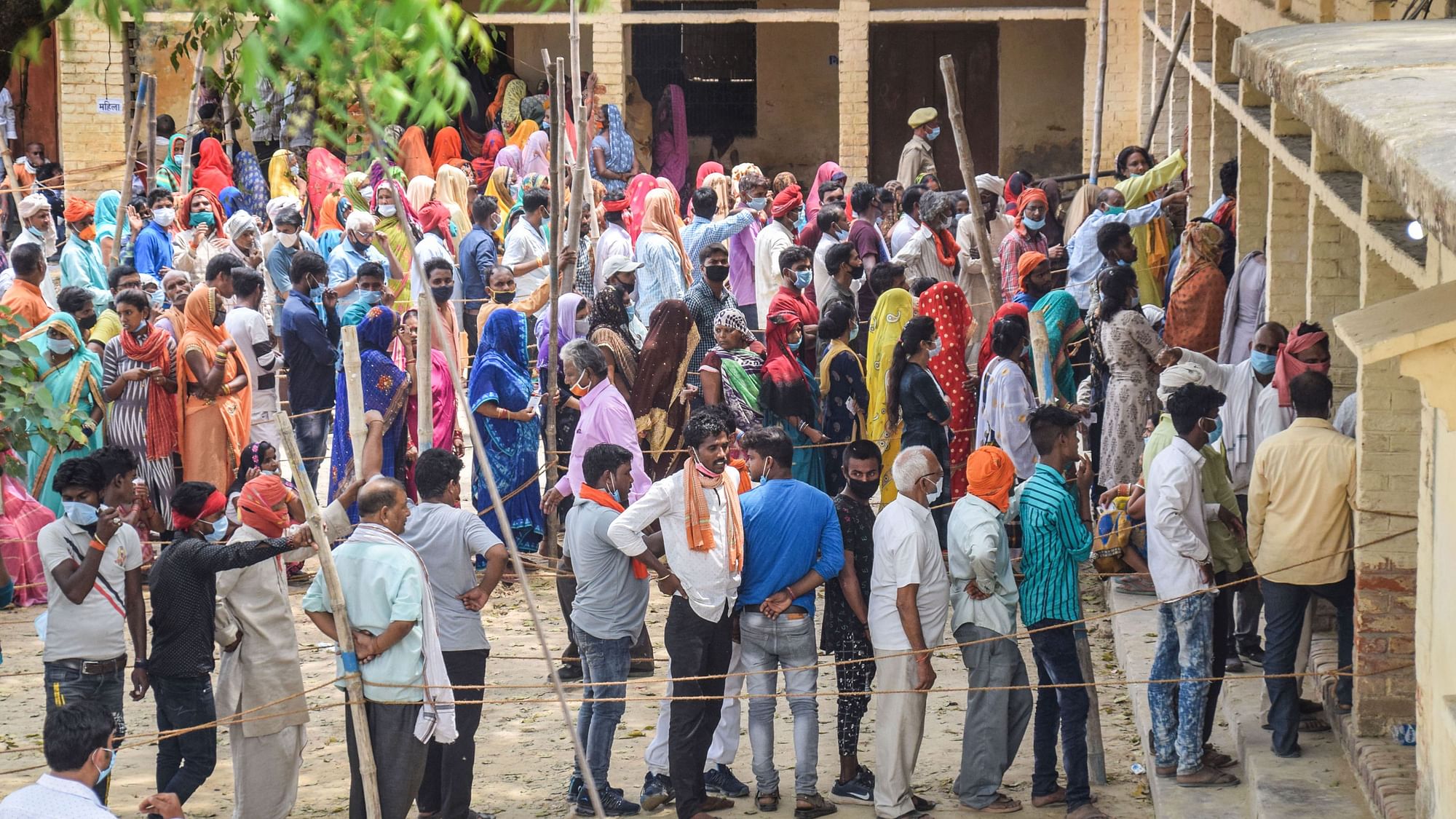 यूपी के गोरखपुर में पोलिंग बूथ पर जमा लोग