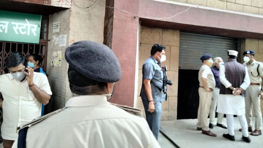 इंजेक्शन चोरी&nbsp; की सूचना के बाद मौके पर पहुंचा प्रशासनिक अमला&nbsp;