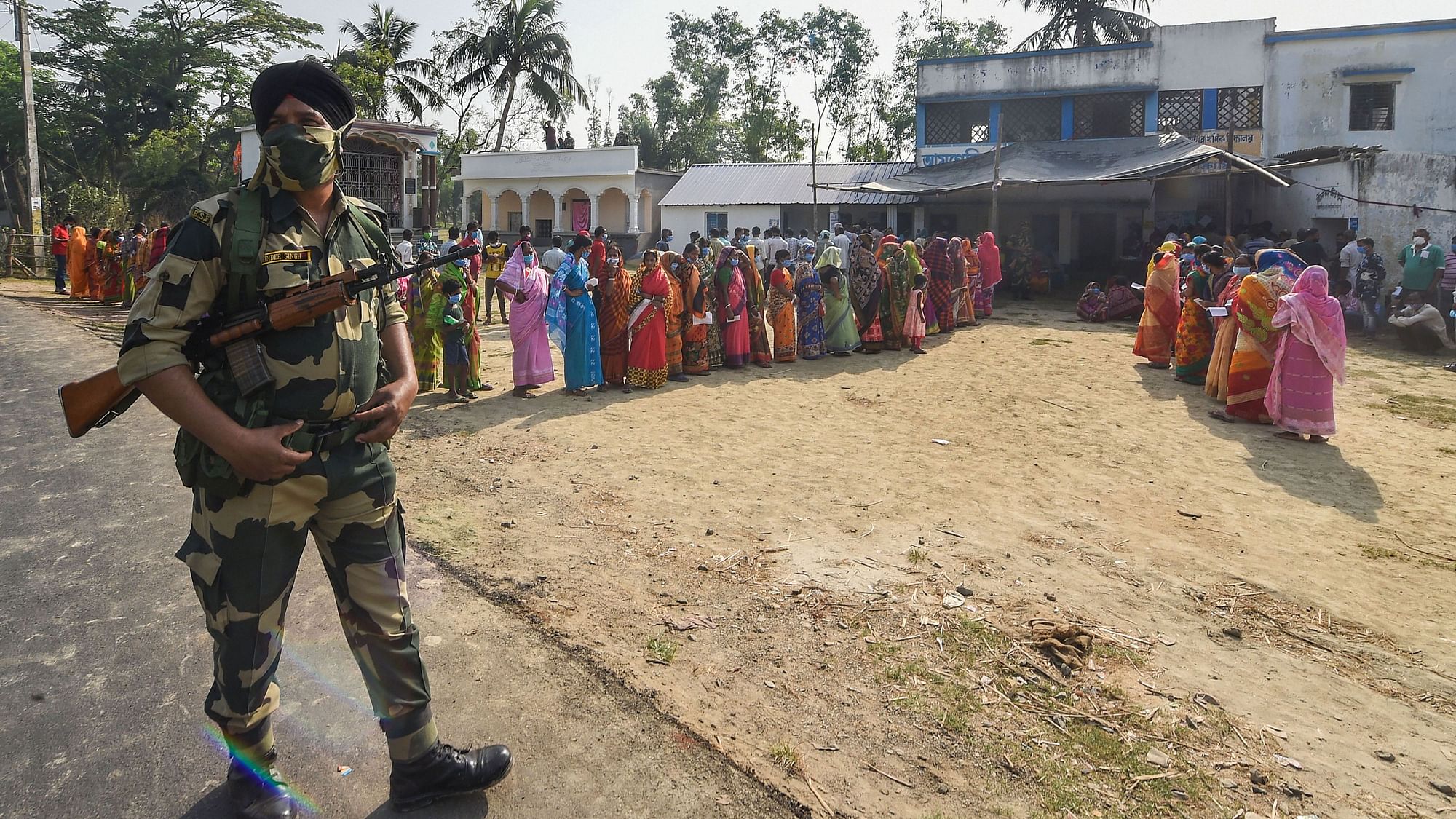 बंगाल चुनाव: नंदीग्राम में पोलिंग बूथ पर वोटरों की भीड़