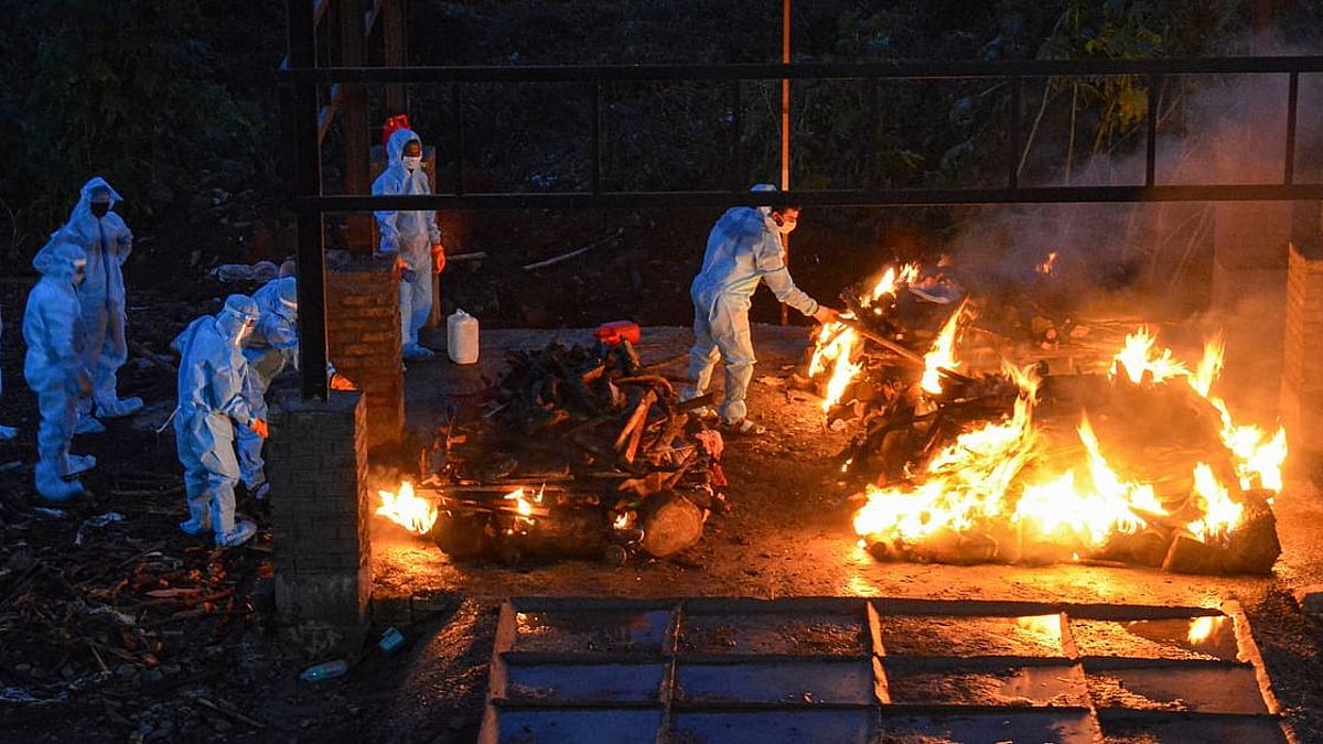 दिल्ली: अंतिम संस्कार के लिए लंबा हुआ इंतजार, लकड़ियां पड़ीं कम