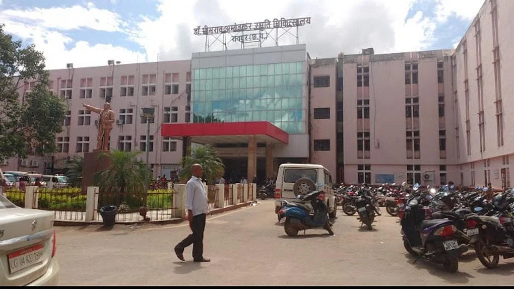 कोरोना से कराहते छत्तीसगढ़ में बीमार हेल्थ सिस्टम की 2 कहानियां