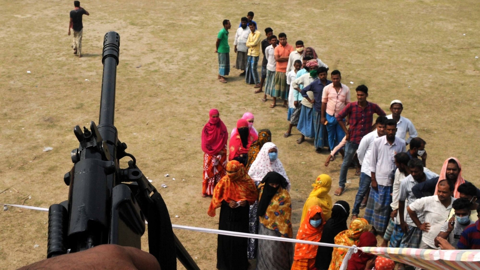 पश्चिम बंगाल विधानसभा चुनाव 2021 की वोटिंग के दौरान की एक तस्वीर