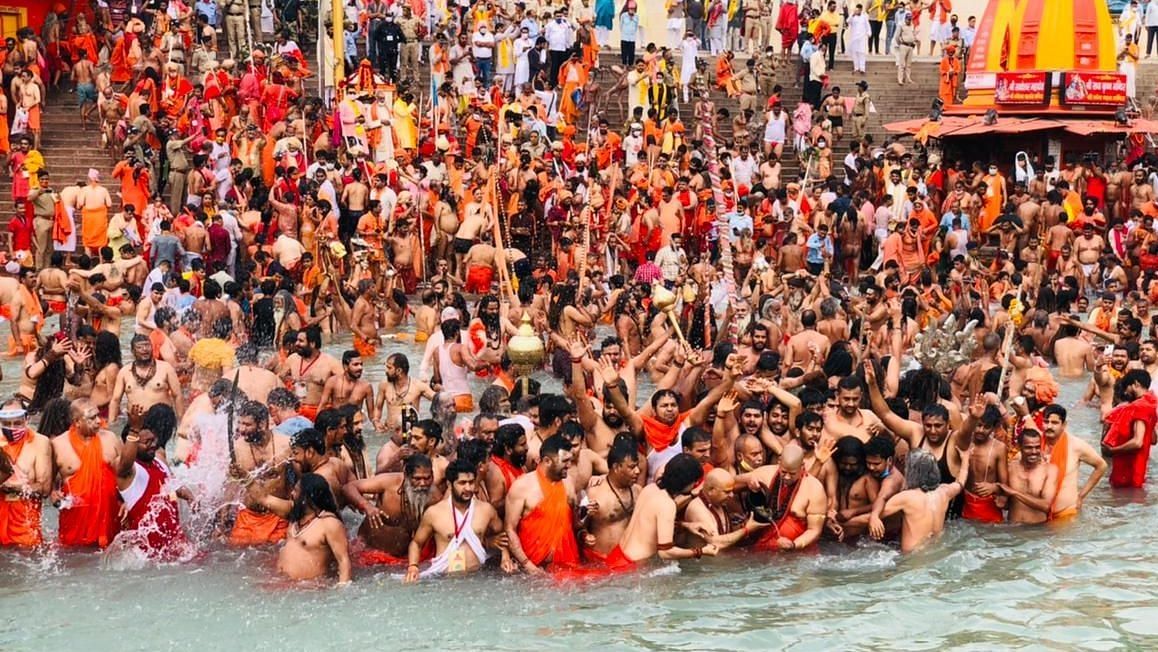 कुंभ 2021 के&nbsp;सोमवती अमावस्या के दूसरे ‘शाही स्नान’ के दौरान भारी भीड़ 