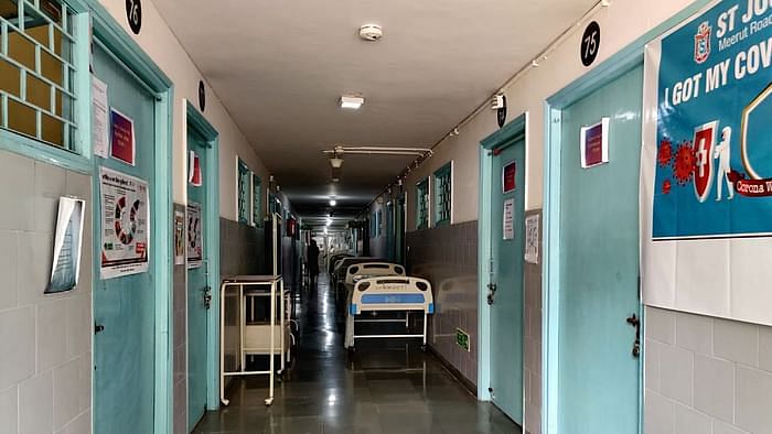 सेंट जोसेफ अस्पताल में कोविड वैक्सीनेशन वाले कमरों में लटका ताला