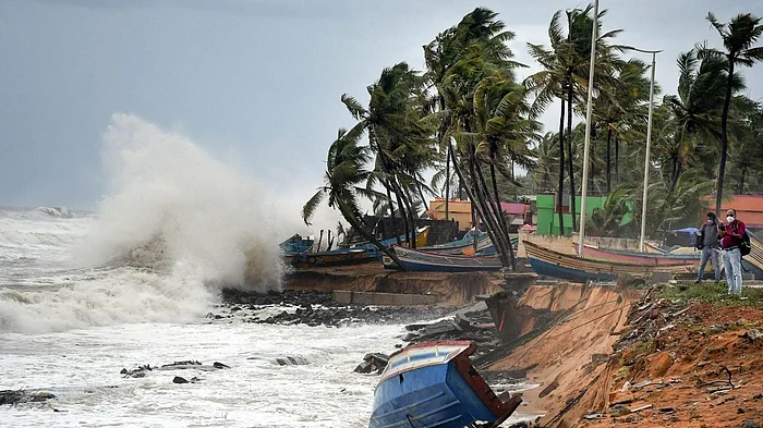 Cyclone Tauktae: ताऊ ते का कहर बढ़ा: कर्नाटक में 4 की मौत, 73 गांव प्रभावित, Cyclone Tauktae hit coastal parts of Goa, updates