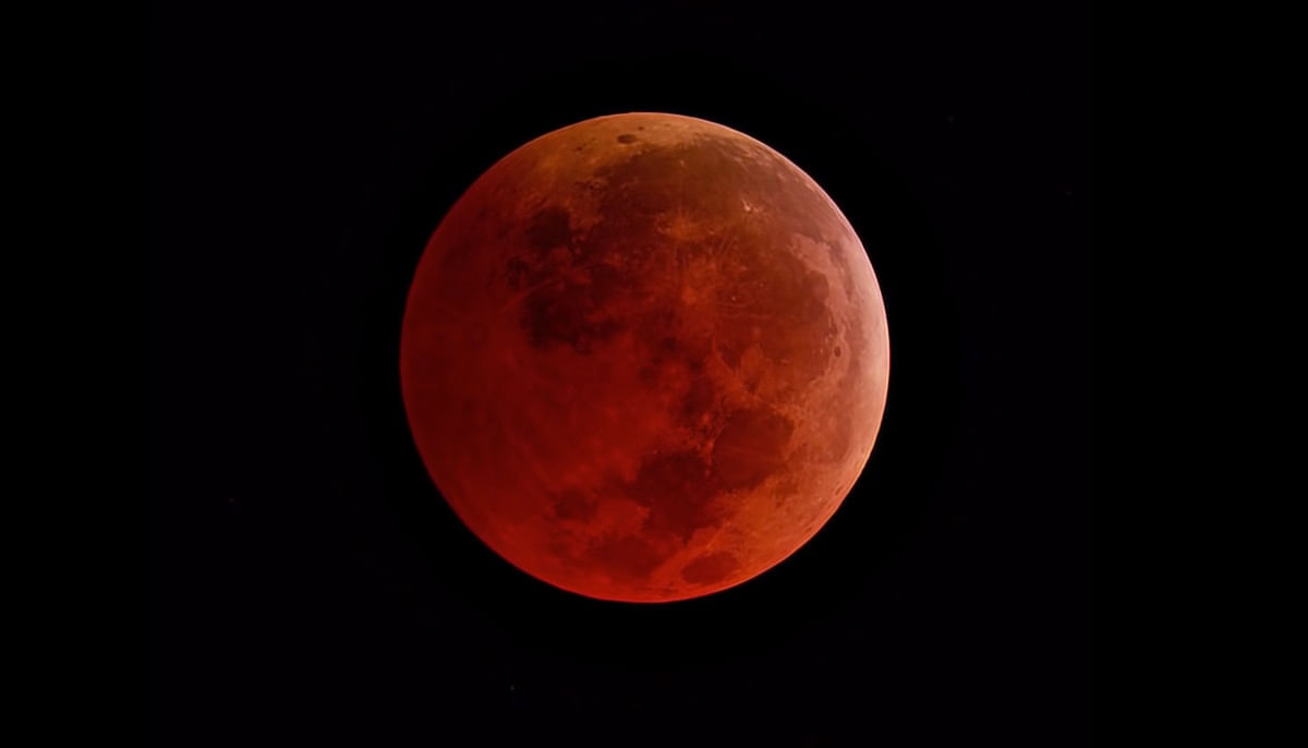 पूर्ण चंद्र ग्रहण और सुपरमून एक साथ, जानिए क्यों लाल दिखेगा चांद?