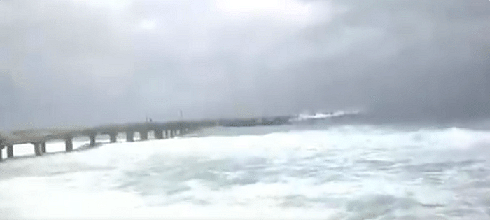 सऊदी अरब और मुंबई के पुराने वीडियो को आए ताऊ ते तूफान का बताकर शेयर किया जा रहा है 