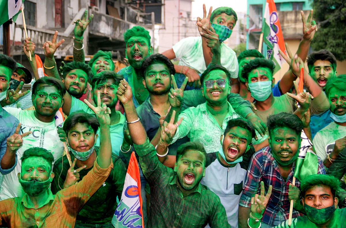 UP से बंगाल तक कोरोना नियमों की धज्जियां, जश्न रोक नहीं पाया EC
