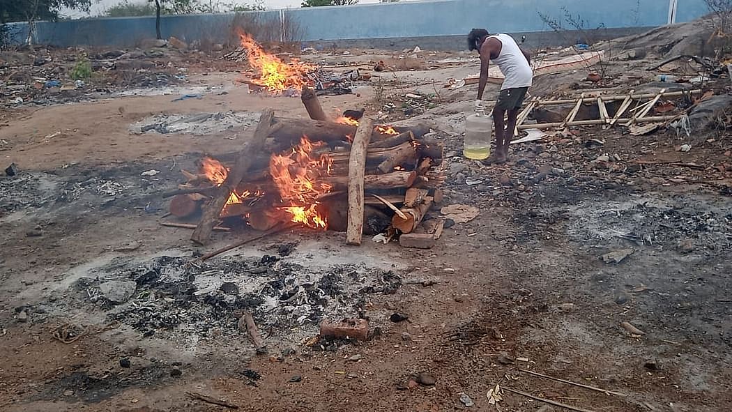 <div class="paragraphs"><p>हैदराबाद के एक शमसान&nbsp; जलती चिता (फोटो-द क्विंट)</p></div>