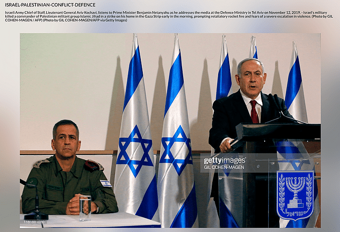 ओरिजिनल फोटो में बेंजामिन नेतन्याहू के साथ इजरायल डिफेंस फोर्स (IDF) के चीफ ऑफ स्टाफ अवीव कोहावी बैठे हुए हैं.