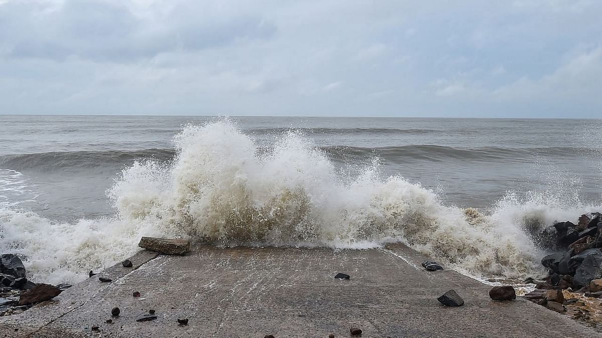 यास: ओडिशा-बंगाल के इलाकों में भारी बारिश, समुद्र में तेज लहरें