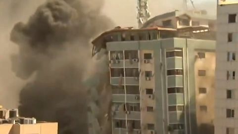 इजरायल ने गाजा में मीडिया संस्थानों की बिल्डिंग को गिराया
