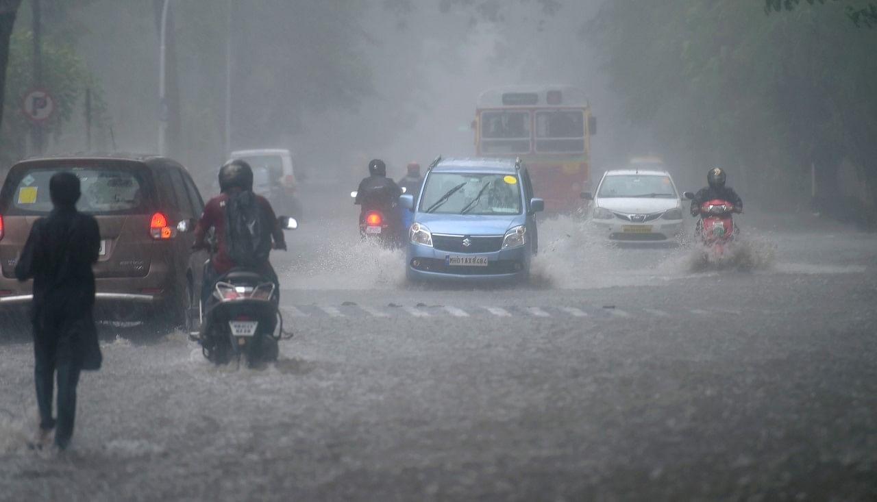 मुंबई&nbsp; में भारी बारिश की वजह से सड़कों पर पानी भर गया