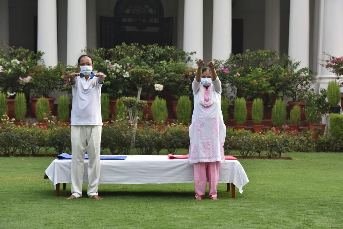 International Yoga Day के मौके पर उपराष्ट्रपति एम वेंकैया नायडू और उनकी पत्नी  ने भी किया योग