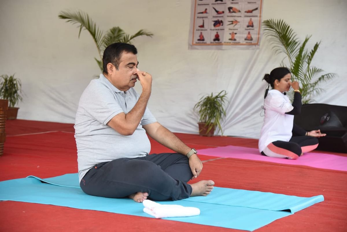 International Yoga Day के मौके पर उपराष्ट्रपति एम वेंकैया नायडू और उनकी पत्नी  ने भी किया योग