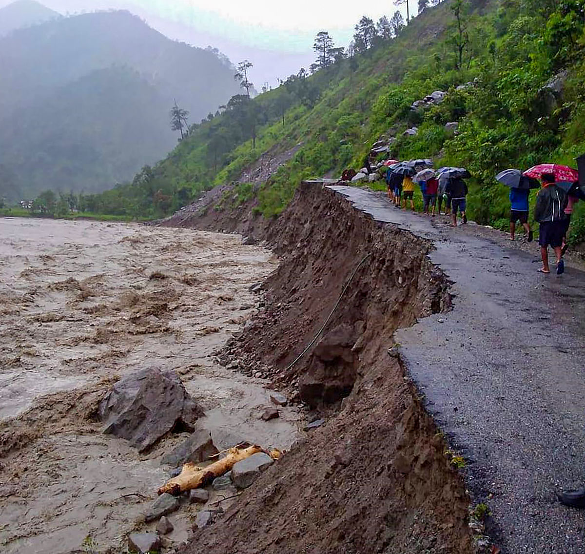 Uttarakhand के रुद्रप्रयाग जिले में मंदाकिनी नदी  पूरे उफान पर कहर बरपा रही है.