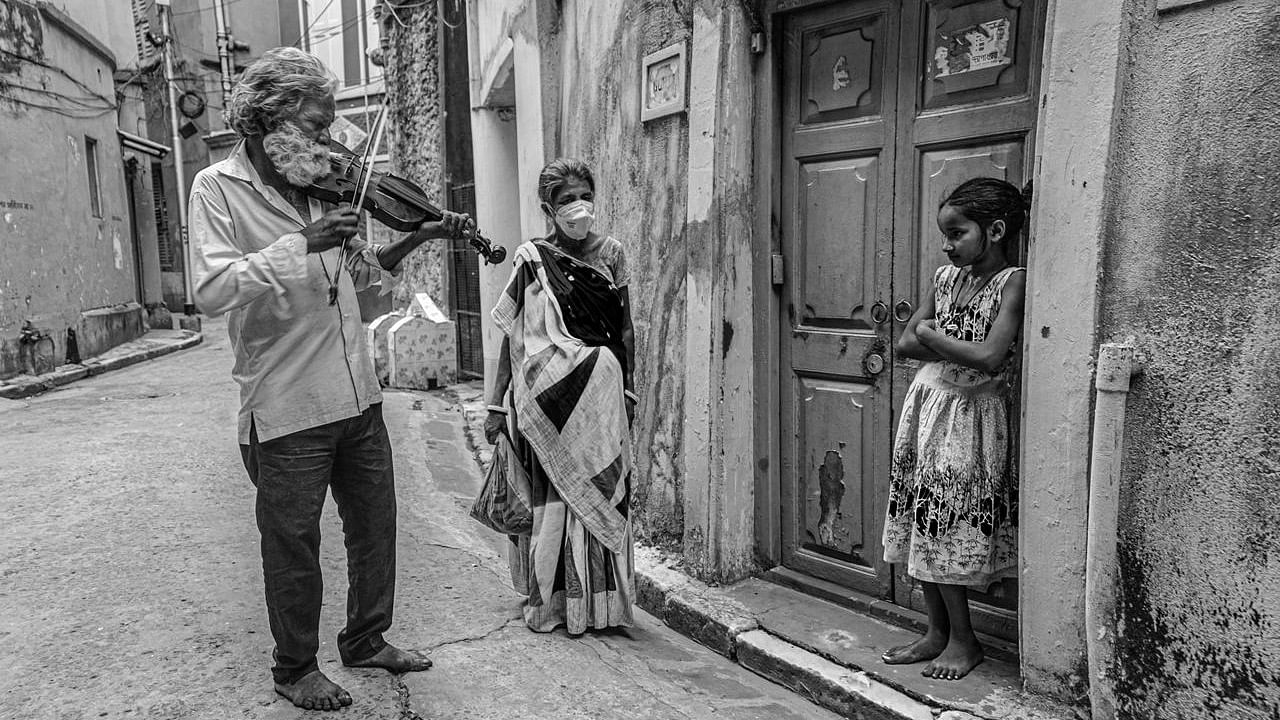 पिछले हफ्ते कोलकाता की सड़कों पर एक बूढ़े व्यक्ति का वायलिन बजाते हुए वीडियो वायरल हुआ था.