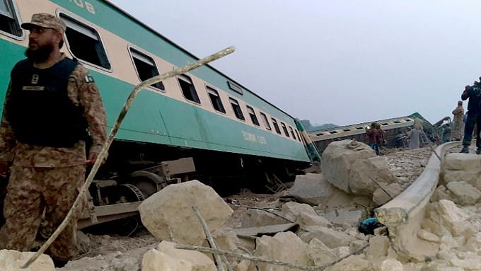 पाकिस्तान में बड़ा ट्रेन हादसा- अब तक 30 लोगों की मौत, कई घायल