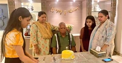लालू प्रसाद दिल्ली में अपनी बेटी मीसा भारती के यहां केक काटकर जन्मदिन मनाया।