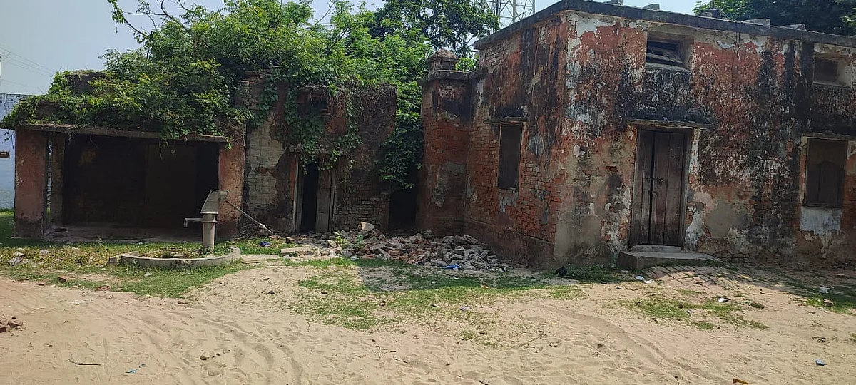 रुदौली कटरा हनुमान मंदिर के पास मौजूद प्राथमिक स्वास्थ्य केंद्र के पीछे बना खंडहर 