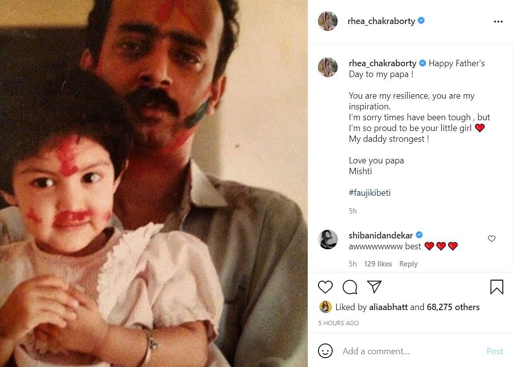 Rhea Chakraborty ने Fathers Day के मौके पर पिता के साथ बचपन की एक फोटो शेयर की.