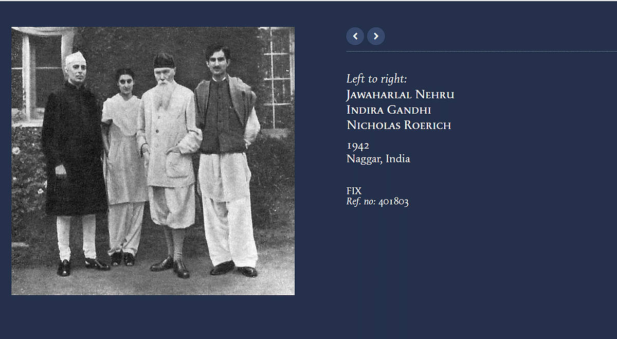 इस फोटो में इंदिरा गांधी के साथ रूसी पेंटर निकोलस और भारतीय राजनयिक यूनुस खान खड़े हैं, न कि उनके पति और ससुर।
