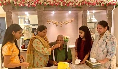 <div class="paragraphs"><p>लालू प्रसाद ने दिल्ली में अपने जन्मदिन के मौके पर केक काटा।</p></div>