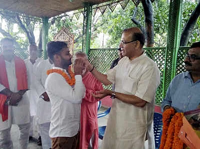 बीजेपी नेता जयंत सिंहा लिंचिंग के आरोपी को मिठाई खिलाते हुए