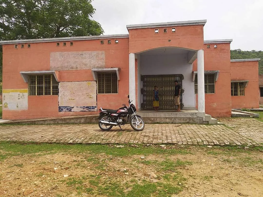 नाराहट छेत्र के अंतर्गत ग्राम डोगरा खुर्द में लाखों की लागत से बना अस्पताल बंद पड़ा है