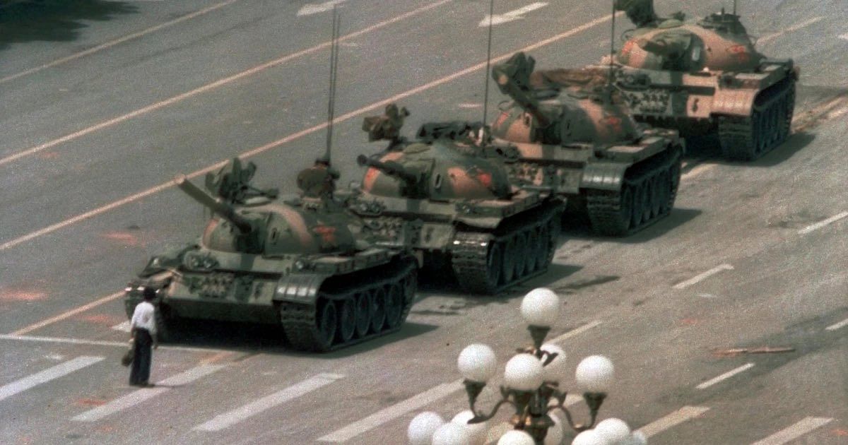 1989 में बीजिंग में Tiananmen Square पर लोकतंत्र के समर्थन में प्रदर्शन हुए थे