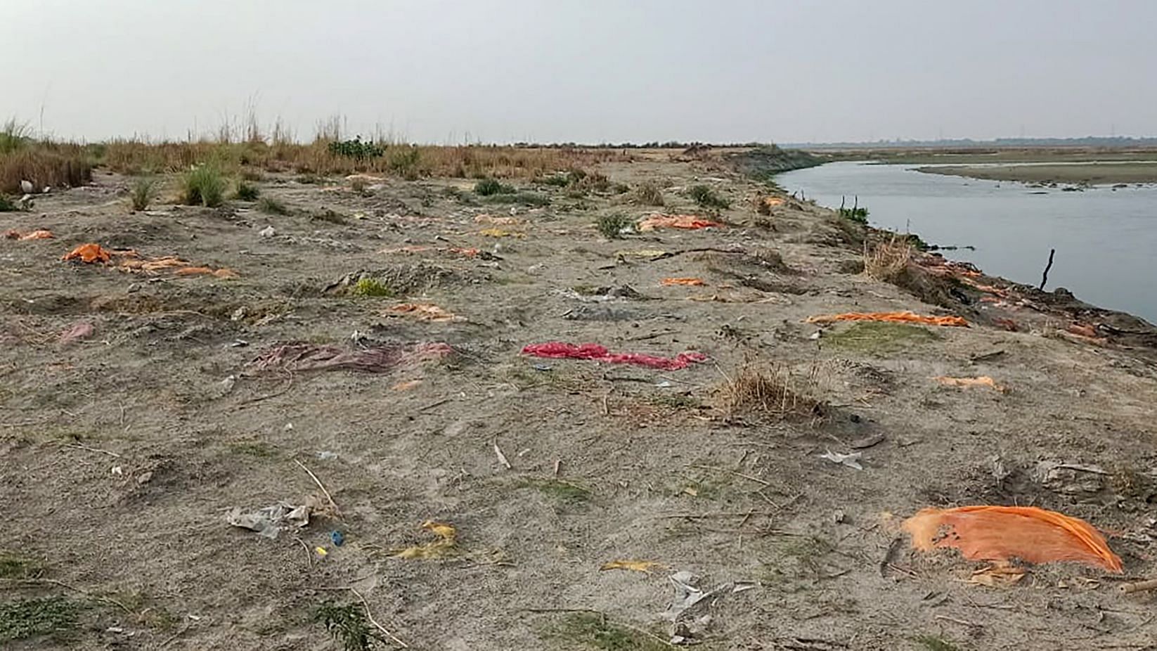 उन्नाव में गंगा से निकाले गए शव, 13 मई 2020 की तस्वीर