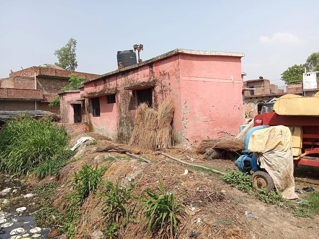 स्वास्थ्य केंद्र के पीछे गंदा पानी, जानवरों के लिए घास और कचरा